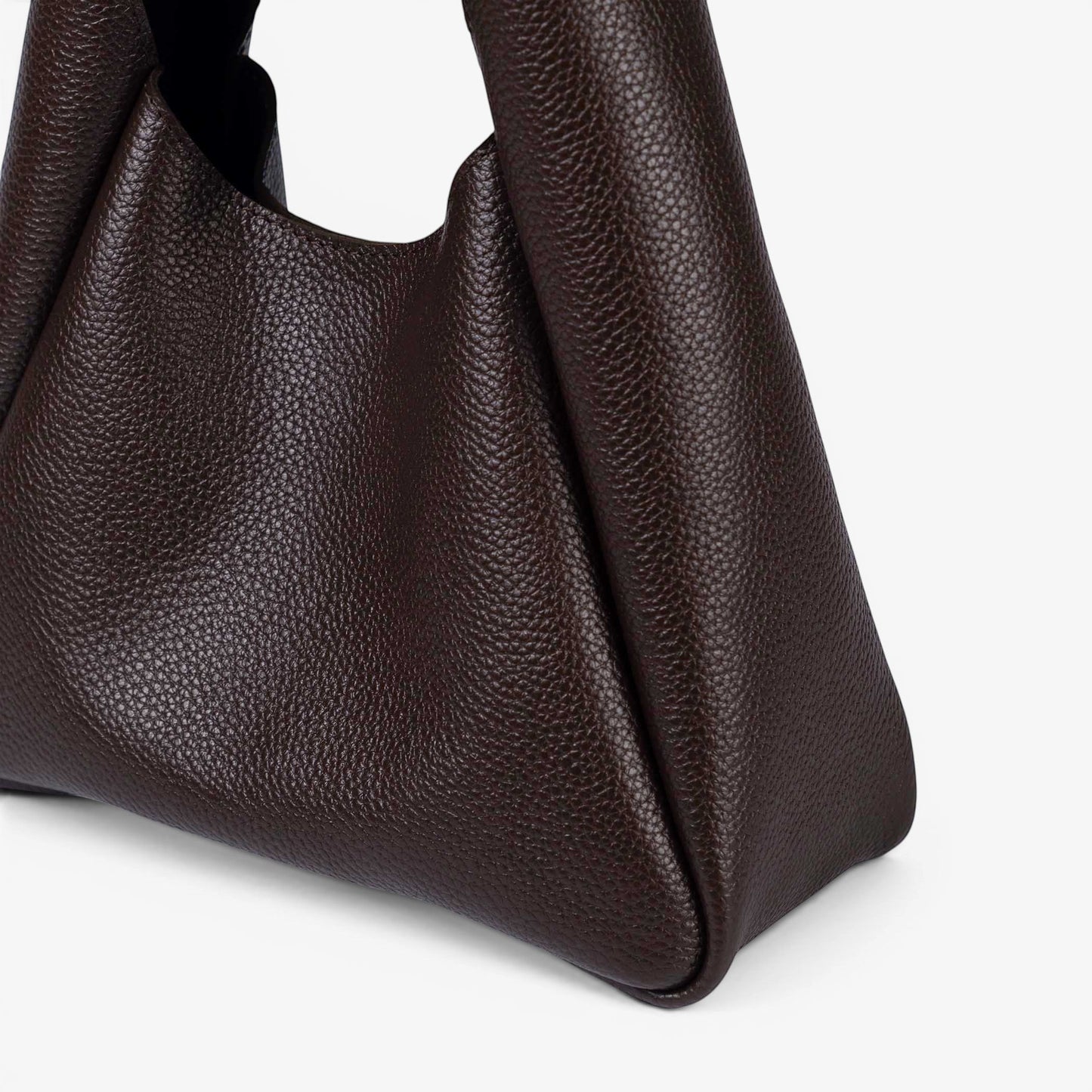 Pache Torba hobo bag in chocolate brown pebbled leather with magnetic closure. Everyday style.