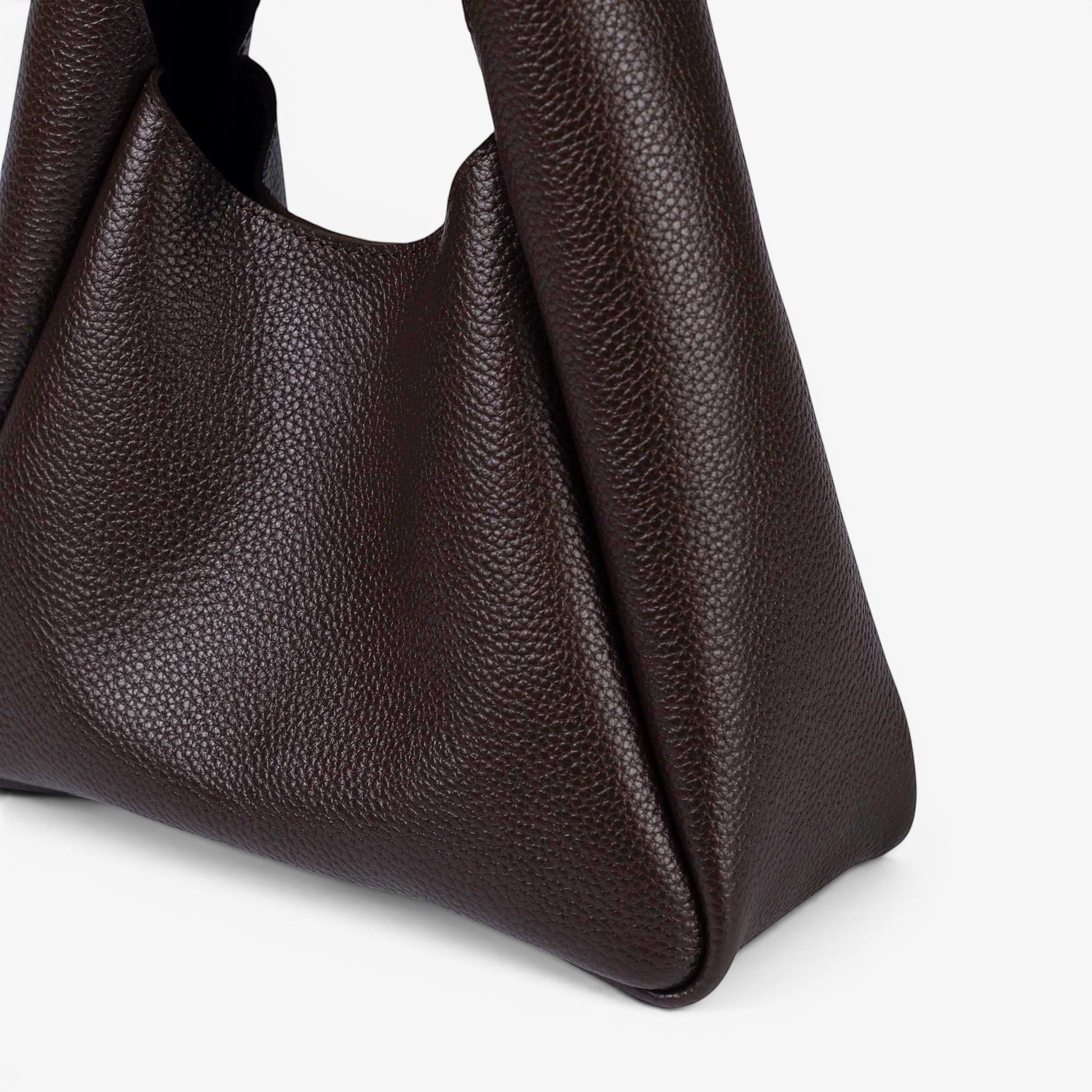 Pache Torba hobo bag in chocolate brown pebbled leather with magnetic closure. Everyday style.